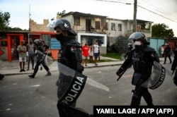 Antimotines recorren La Güinera el 12 de julio de 2021, un día después del levantamiento nacional contra el régimen comunista.