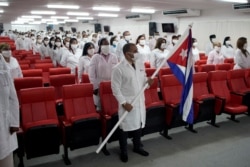 Médicos cubanos reunidos el 4 de junio de 2020, antes de ir a misión en Kuwait. REUTERS/Alexandre Meneghini