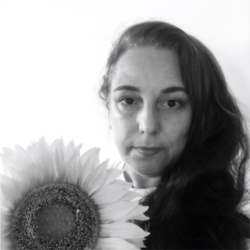 Tania Bruguera posa con un girasol en apoyo a UNPACU.