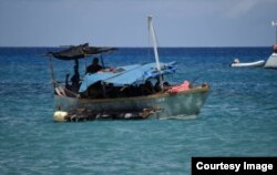 Bote de cubanos frente a George Town el domingo. Foto: Gerardo Ochoa-Vargas.