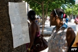 Una mujer lee anuncios de permuta en 2011.