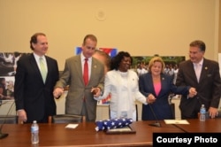 Berta Soler junto a los hermanos Díaz-Balart, Ileana Ros-Lehtinen y Joe García.