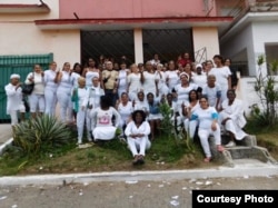 Damas de Blanco frente a la sede del grupo en Lawton, donde solían realizar su Té Literario. (Foto: Angel Moya)