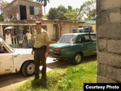 Asedio a casa de activista Yoel Bravo.