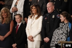 La primera dama de Estados Unidos Melania Trump junto a los invitados al discurso, entre ellos jóvenes "dreamers".