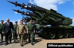 El ministro de Defensa ruso Serguéi Shoigu, y el general Leopoldo Cintra Frías visitan una unidad antiaérea en La Habana.