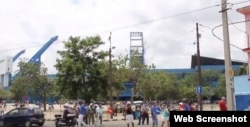 Fanáticos a la entrada del estadio Latinoamericano.