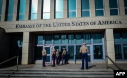 Marines de EEUU en las afueras de la Embajada de EEUU en La Habana.