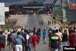 Venezolanos tratan de buscar ayuda en Pacaraima, Roraima, cruce fronterizo con Venezuela.