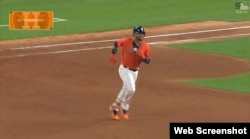 Yulieski Gurriel corre las bases tras pegar el jonrón.