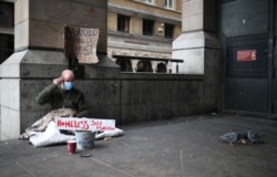 Un hombre que vive en las calles de Londres se protege del coronavirus. REUTERS/Hannah McKa