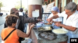 Una pareja de vendedores de frituras atiende a sus clientes en La Habana. (Archivo)