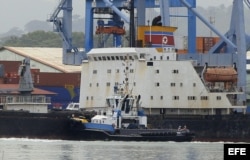 El barco norcoreano Chong Chon Gang en el muelle de Manzanillo, Colón.