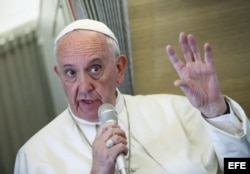 El papa Francisco habla a la prensa a bordo de un avión de Alitalia que lo llevó de Cuba a EEUU.