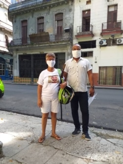 Lucinda González, esposa de Silverio Portal, junto al abogado independiente Edilio Hernández.