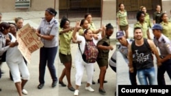 Damas de Blanco detenidas y multadas en Matanzas y La Habana. (Fotos de Ángel Moya)