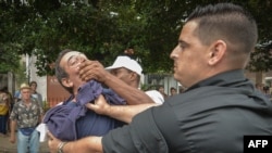 FOTO ARCHIVO. El periodista independiente Lázaro Yuri Valle está actualmente en la prisión de máxima seguridad del Combinado del Este. Imagen de su arresto el 10 de diciembre de 2015. ADALBERTO ROQUE / AFP