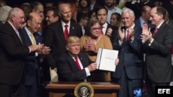 El presidente Donald Trump firma el memorando presidencial sobre la política con Cuba.