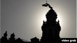 Una estatua de la diosa griega de la victoria Niké en el Gran Teatro de La Habana quedó torcida por los vientos del huracán Irma.