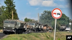 Vista de una columna de camiones del ejército ruso dañados por los bombardeos de las Fuerzas Armadas de Ucrania en la autopista del distrito de Sudzhansky, región de Kursk, Rusia, el viernes 9 de agosto de 2024. (Anatoliy Zhdanov/Kommersant Publishing House vía AP)Russia Ukraine