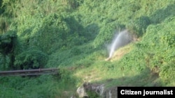 Reporta Cuba. Escape de agua de tuberías próximas al río Ariguanabo. Foto: Bárbara Fernández.