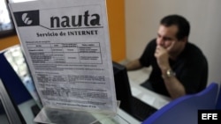 Varias personas se conectan a internet desde una sala de navegación hoy, 4 de junio de 2013, en La Habana (Cuba). Los cubanos estrenaron este martes nuevos servicios para conectarse a internet con la apertura de 118 nuevas salas de navegación en todo el p