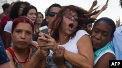 Agentes de civil reprimen a Iliana Hernández, periodista independiente y activista de la sociedad civil cubana.