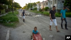 Un niño juega con un carrito de juguete en la calle, en el barrio de San Miguel del Padrón en La Habana, AP/Ramón Espinosa.