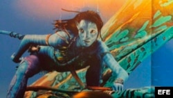 Un niño chino camina junto a un poster de la película Avatar, del director canadiense James Cameron, a la entrada de un cine en Guangzhou, en China. Foto de archivo.