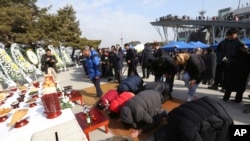 Refugiados norcoreanos y sus familias oran por sus ancestros norcoreanos en Imjingak, cerca de la zona desmilitarizada en Paju, Corea del Sur, el 5 de febrero de 2019. (AP Photo/Ahn Young-joon).