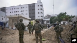 Soldados de Israel frente al hospital Al Shifa, en Gaza, el 22 de noviembre de 2023. (AP Photo/Victor R. Caivano).