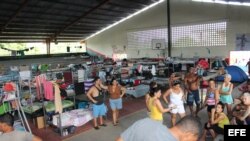 Un grupo de migrantes cubanos en un albergue cercano a la frontera de Paso Canoas (Panamá). Foto Archivo