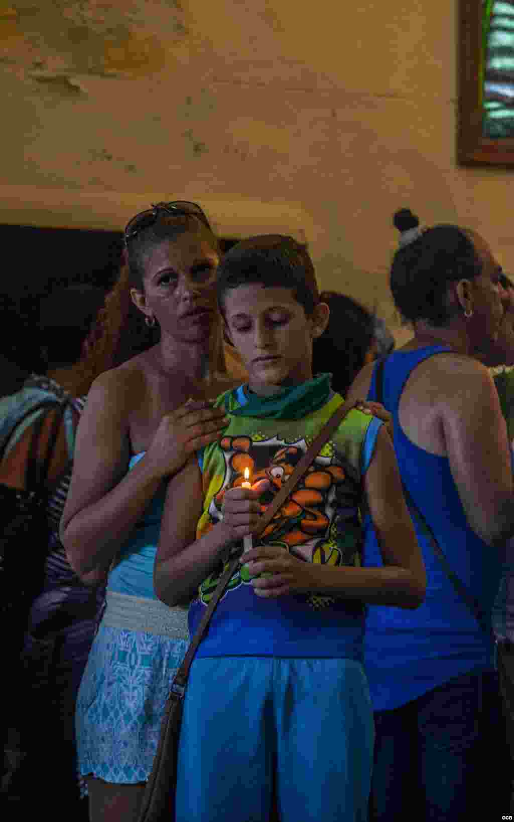 Creyentes en la Iglesia de la Virgen de Regla, en La Habana, Cuba.