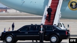 El presidente de Estados Unidos, Barack Obama, aborda el avión presidencial Air Force One.