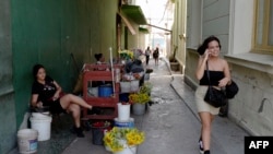 Una vendedora de flores en una calle de Santa Clara. (Adalberto Roque/AFP/Archivo)