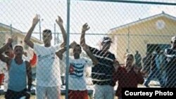 Cubanos detenidos en el Centro Carmichael, en Nassau, Bahamas (Foto cortesía de Centro por la Justicia y el Derecho Internacional).