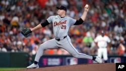 El abridor de los Tigres de Detroit Tarik Skubal lanza en la primera entrada del juego 1 de la Serie de Comodín de la Liga Americana ante los Astros de Houston el martes primero de octubre del 2024. (AP Foto/Kevin M. Cox)