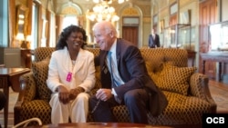 Berta Soler y el entonces vicepresidente Joe Biden, el 25 de octubre de 2013 en la Casa Blanca. White House Photo by Chuck Kennedy