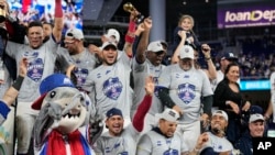 Los jugadores de Venezuela celebran la victoria del equipo por 3-0 sobre República Dominicana en el juego de campeonato de la Serie del Caribe de béisbol, el 9 de febrero de 2024, en Miami. (Foto AP/Wilfredo Lee)