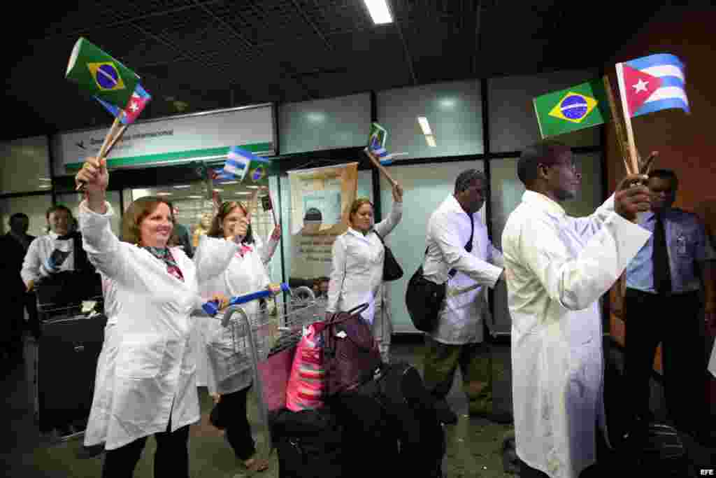 BRA303. BRASILIA (BRASIL), 24/08/2013.- Médicos cubanos llegan hoy, sábado 24 de agosto de 2013, al aeropuerto de Brasilia. La presidenta brasileña, Dilma Rousseff, anunció a inicios de julio pasado un programa para incorporar médicos extranjeros a la san