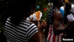 Una cubana comiendo pizza en La Habana.