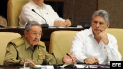 Raúl Castro (i) junto al primer vicepresidente Miguel Díaz-Canel (d) y el canciller Bruno Rodríguez.