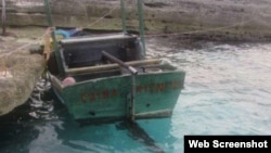 Embarcación de la que fueron rescatados cubanos cerca de Cayo Anguila, Bahamas