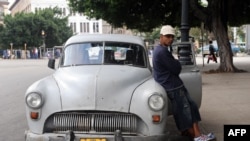 Un taxista privado o "botero" en una calle de La Habana. (Archivo)