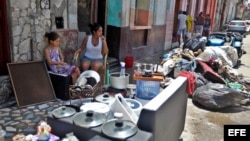 Las pertenencias al sol, para que secarlas. Imágenes de La Habana el lunes 11 de septiembre del 2017.