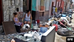 Las pertenencias al sol, para que secarlas. Imágenes de La Habana el lunes 11 de septiembre del 2017.