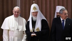 El papa Francisco, el patriarca Kirill y el gobernante Raúl Castro se reúnen en el aeropuerto José Martí de La Habana.