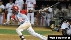 José Adolis García pegó hit con las bases llenas en la oncena entrada.