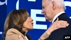 El presidente estadounidense Joe Biden y la vicepresidenta estadounidense y candidata presidencial demócrata de 2024, Kamala Harris, se abrazan en el escenario después de su discurso de despedida en el primer día de la Convención Nacional Demócrata en Chicago, Illinois.