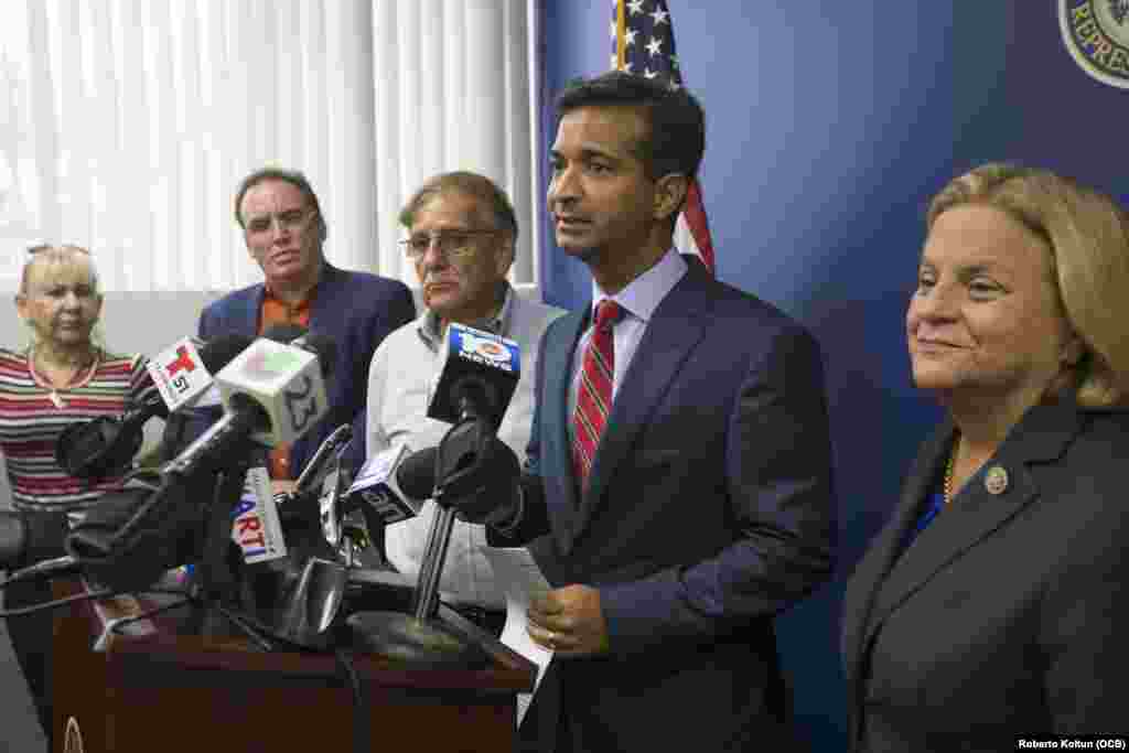 Los congresistas cubanoamericanos Carlos Curbelo e Ileana Ros-Lethinen con opositores venezolanos.